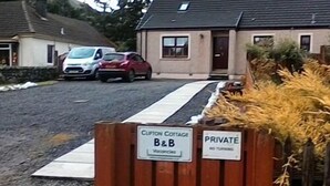 Ein privates Eingangstor zum Clifton Cottage B&B mit einem Verbotsschild 'Keine Durchfahrt'.