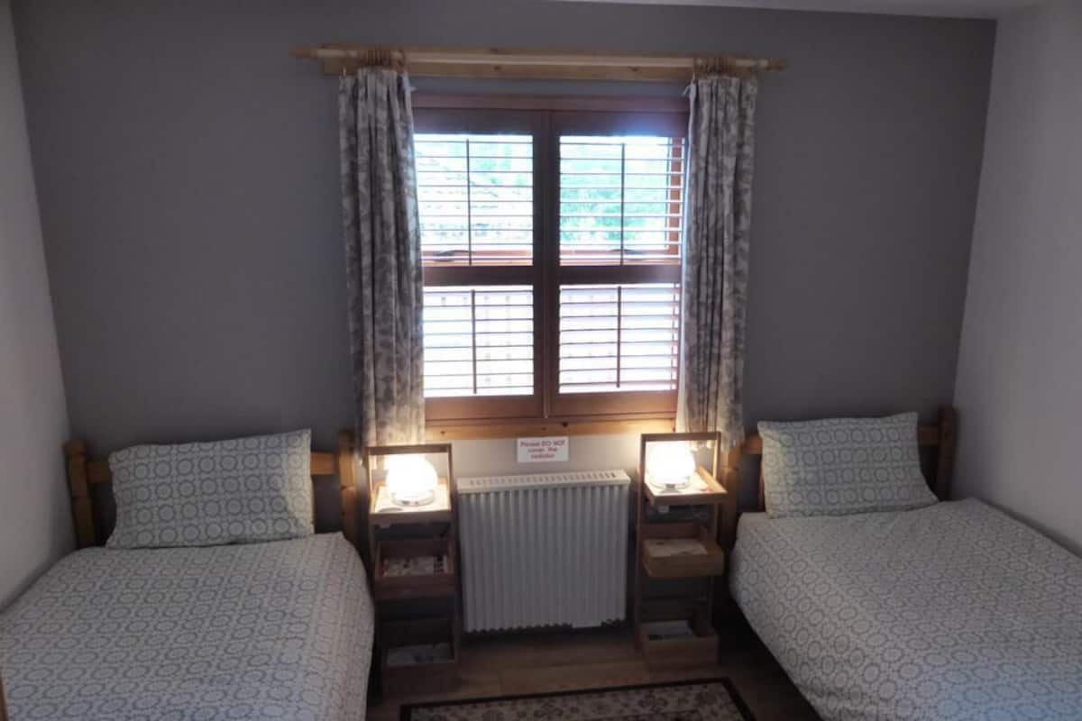 Chambre avec lits jumeaux, salle de bains attenante
