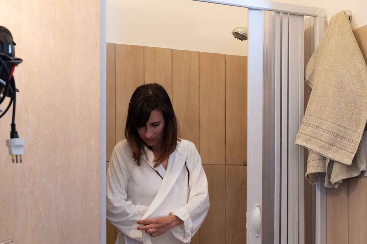Un baño con ducha, lavamanos e inodoro.