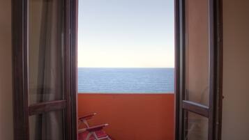 Két bảo mật tại phòng, bàn, bộ trải giường, có lối đi dành cho xe lăn