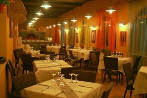 Dîner servi sur place, spécialités Cuisine italienne, vue sur la mer 