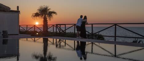 AuĂenpool, Infinity-Pool, LiegestĂŒhle