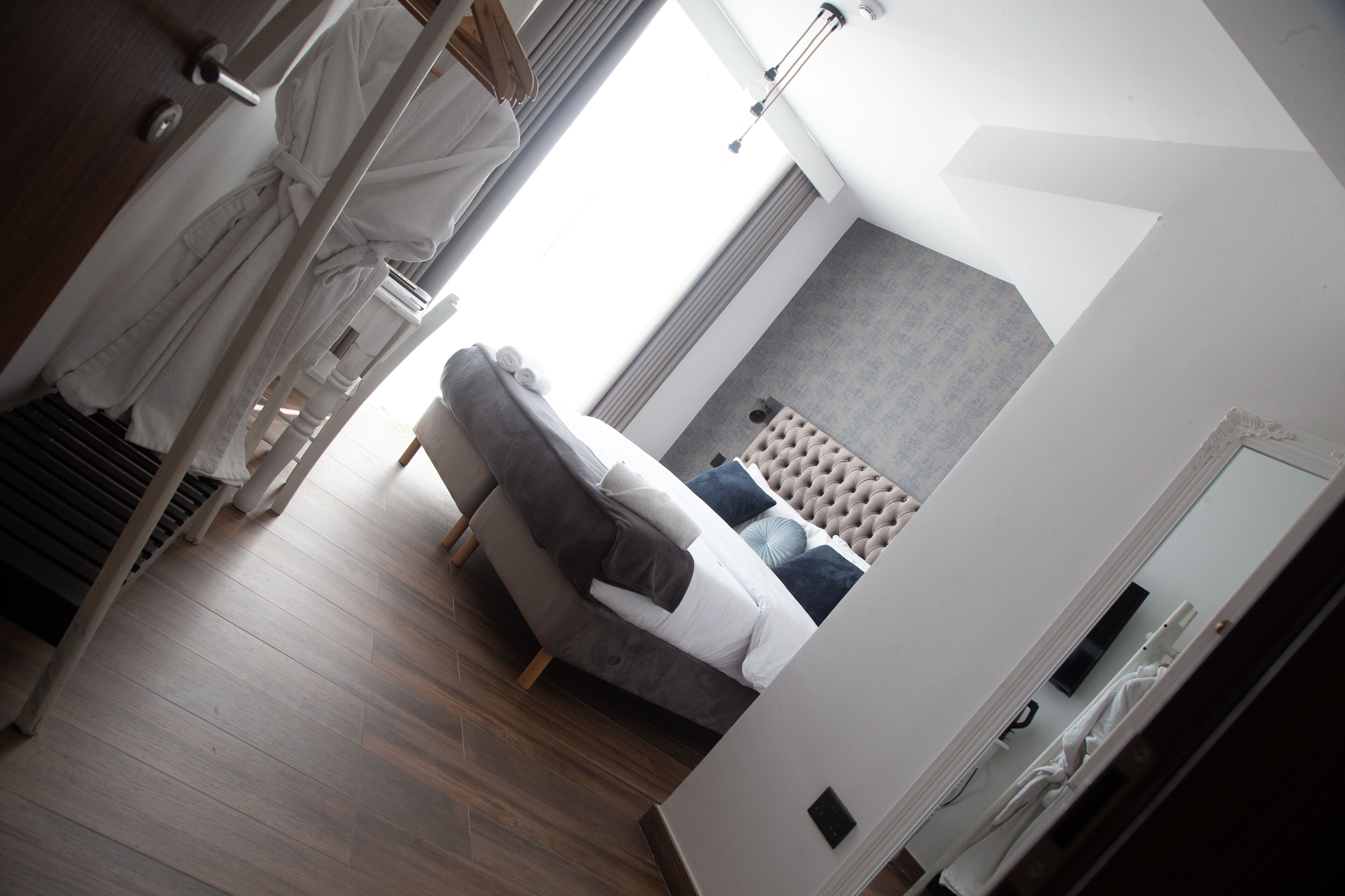 Kamar Double atau Twin Deluks | Seprai premium, minibar, brankas, dan didekorasi berbeda-beda