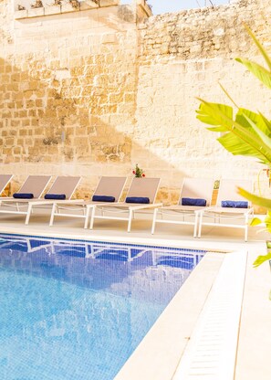 Outdoor pool, pool loungers - De Rohan B&B (Zebbug)