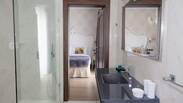 Superior Double or Twin Room | Bathroom | Shower, rainfall showerhead, free toiletries, hair dryer