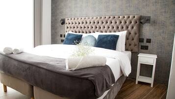 Kamar Double atau Twin Deluks | Seprai premium, minibar, brankas, dan didekorasi berbeda-beda