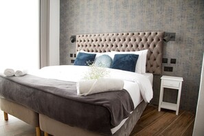 Habitación Deluxe con 1 cama doble o 2 individuales | Ropa de cama de alta calidad, minibar, caja fuerte