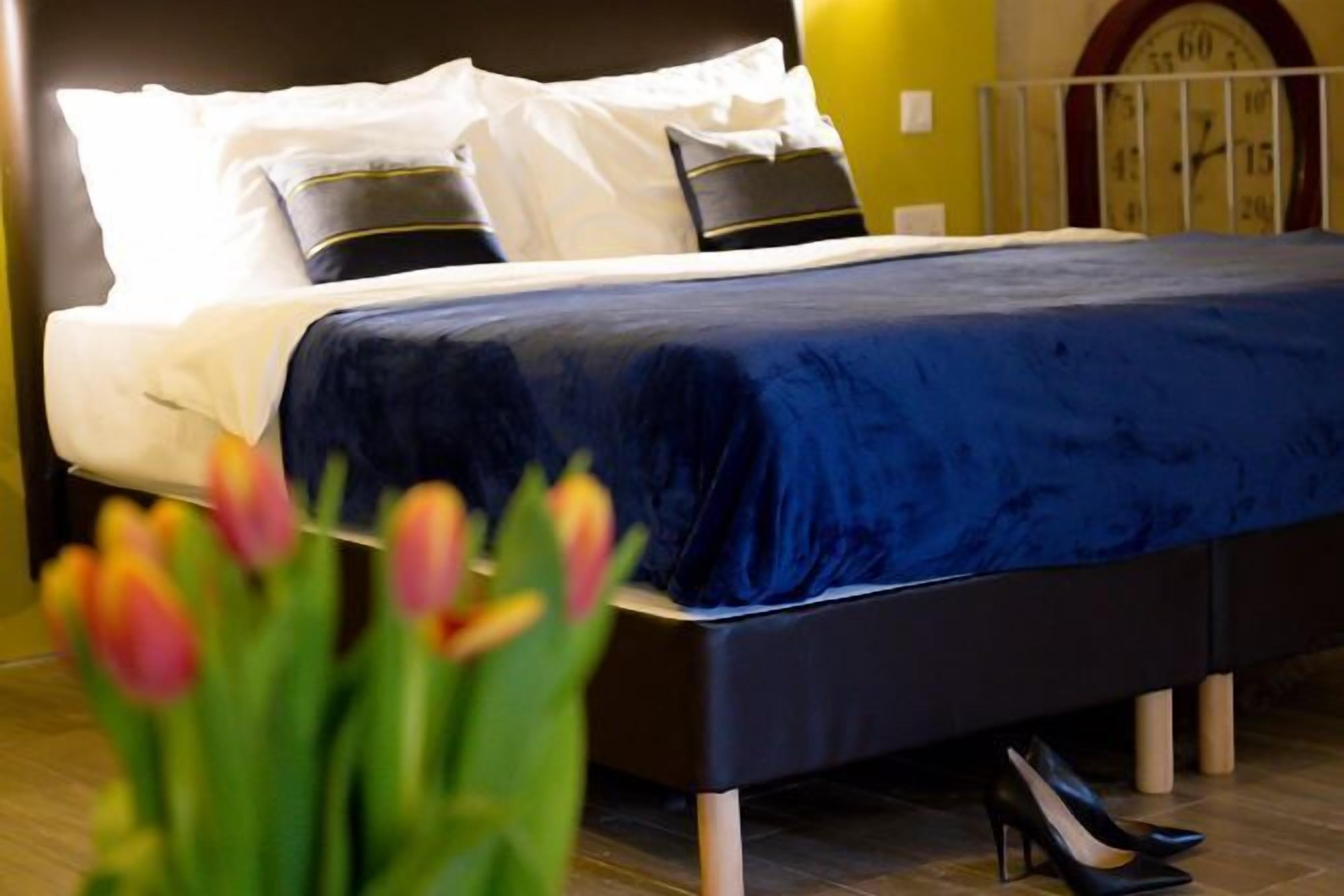 高档床上用品、迷你吧、客房内保险箱、特色装修