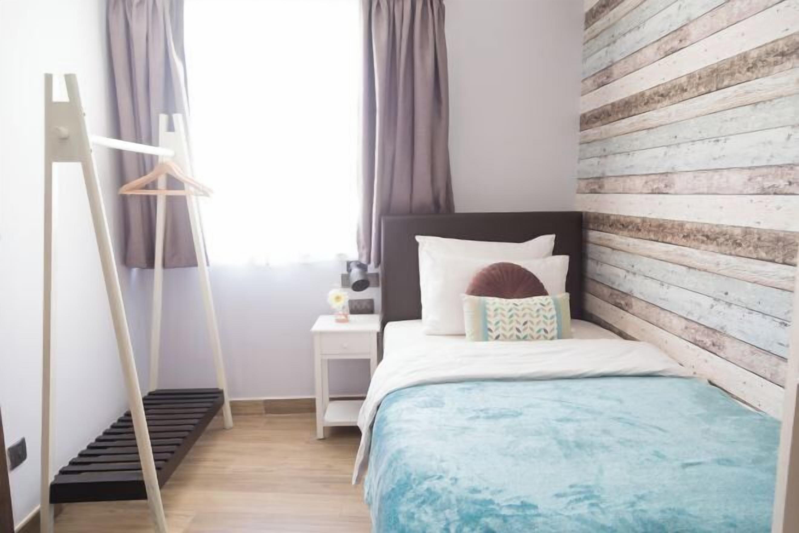 高档床上用品、迷你吧、客房内保险箱、特色装修