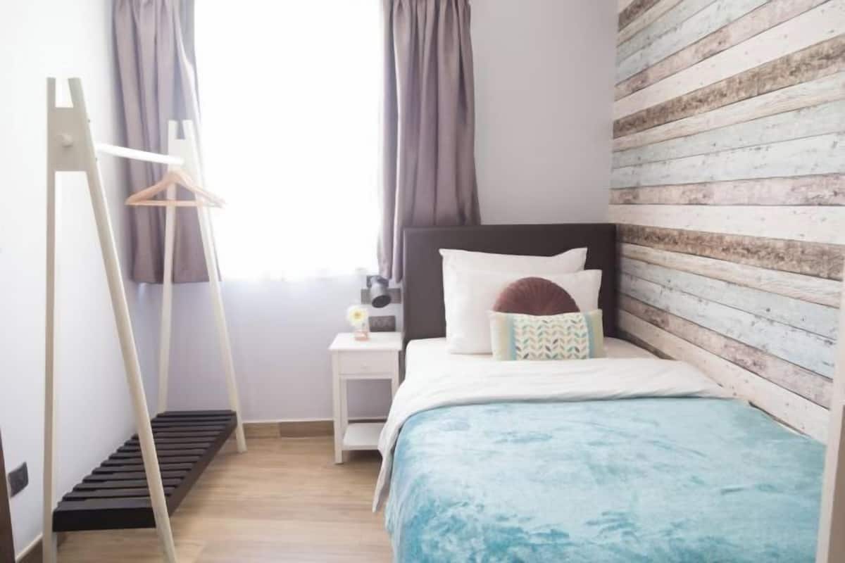 Ylelliset vuodevaatteet, minibaari, tallelokero huoneessa