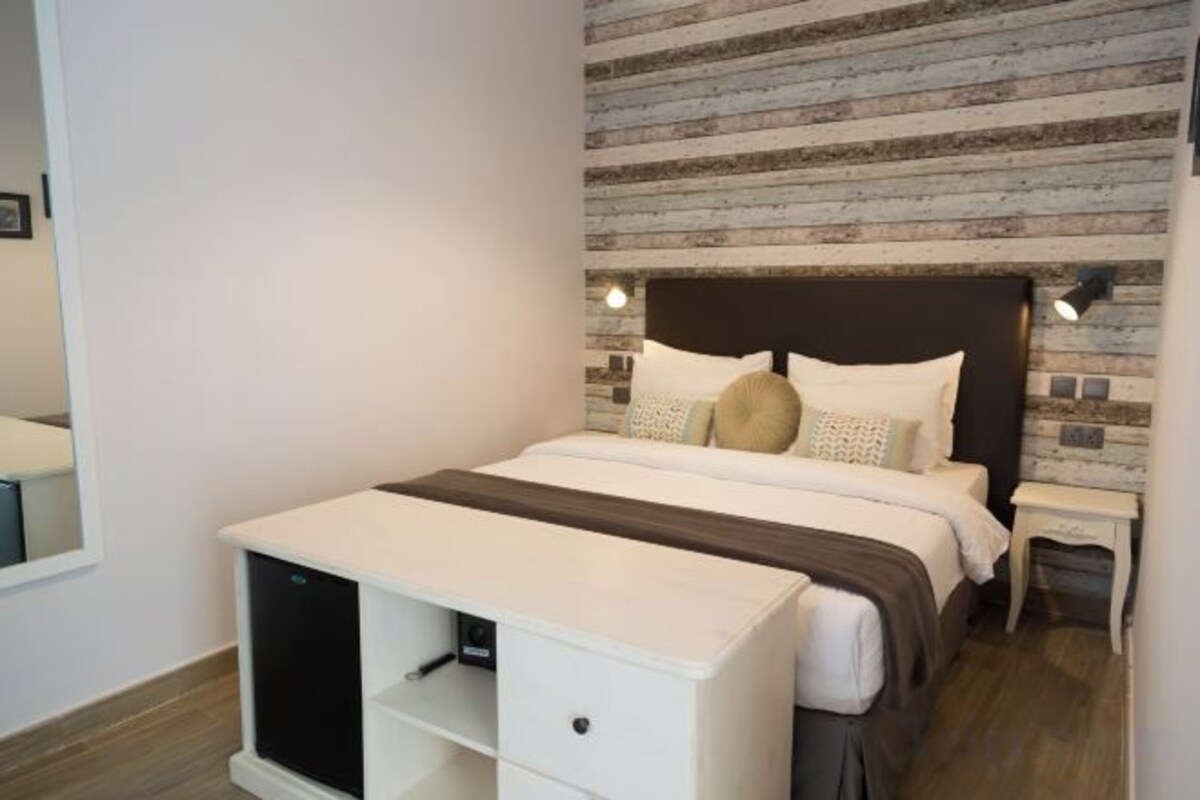 Ropa de cama de alta calidad y minibar 