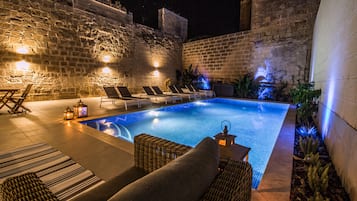 Outdoor pool, pool loungers