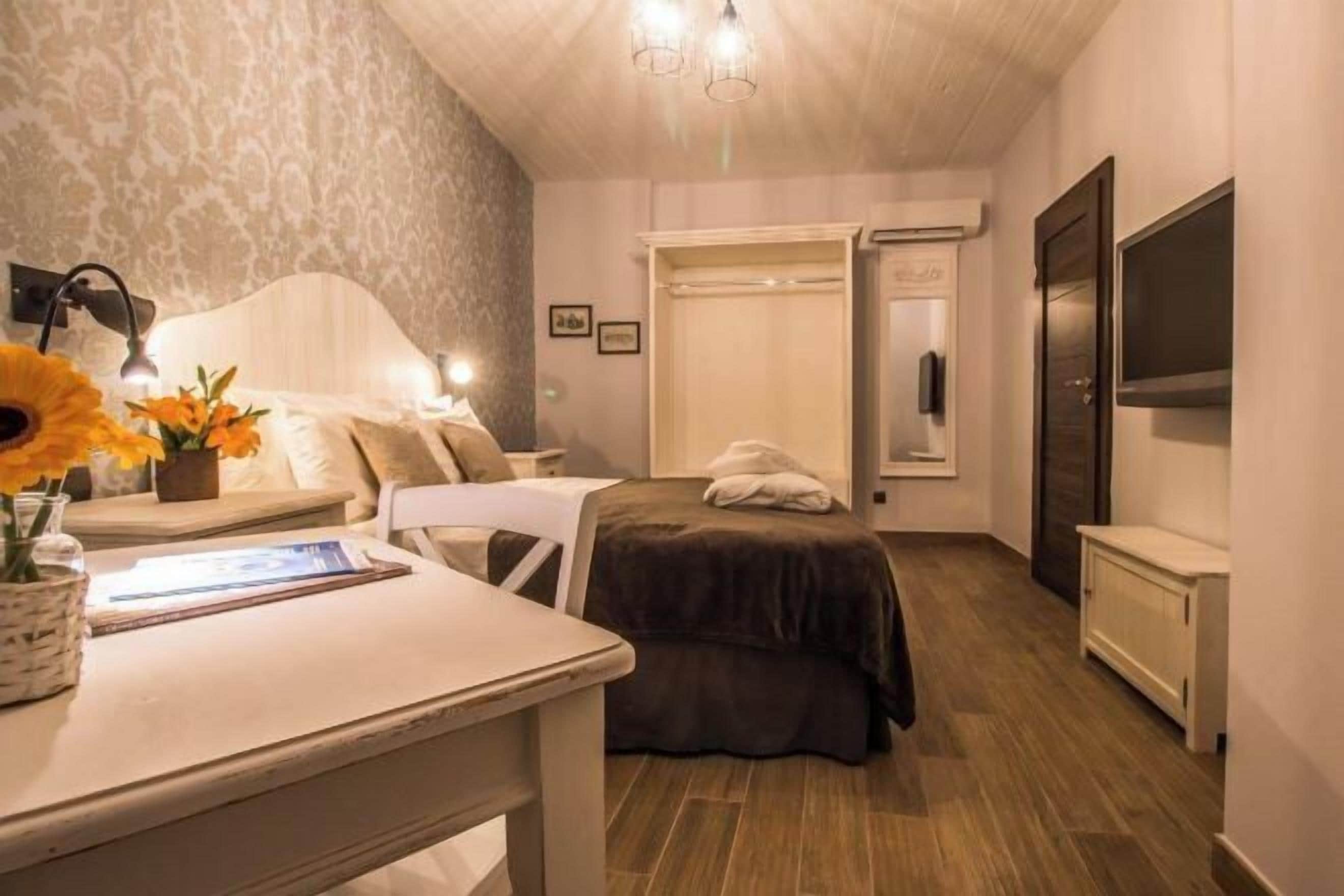 高档床上用品、迷你吧、客房内保险箱、特色装修