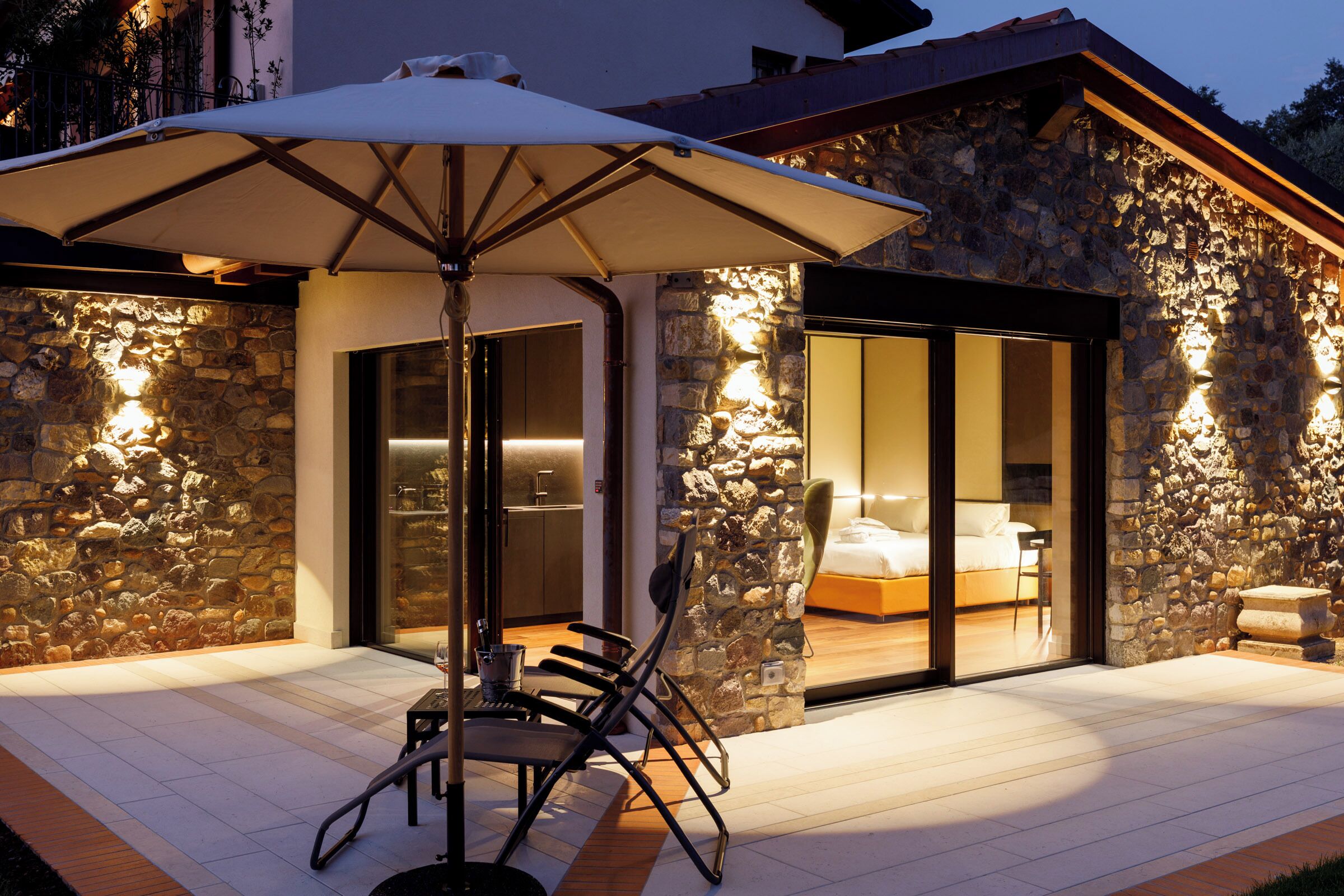 Suite monolocale Luxury, patio, vista lago (Accessible) | Biancheria da letto di alta qualità, minibar, una cassaforte in camera