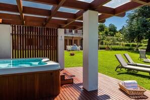 Outdoor spa tub - Quercia Belvedere Relais (Bardolino)