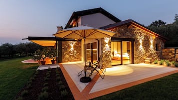 Luxury-Studiosuite, Terrasse, Seeblick (Accessible) | Hochwertige Bettwaren, Minibar, Zimmersafe, Schreibtisch