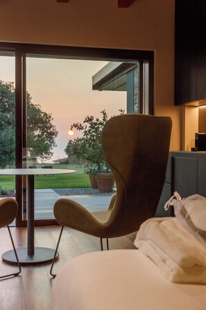 Luxury Studio Suite, Patio, Lake View (Accessible) | Premium bedding, minibar, in-room safe, desk - Quercia Belvedere Relais (Bardolino)