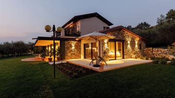 Luxury-Studiosuite, Terrasse, Seeblick (Accessible) | Hochwertige Bettwaren, Minibar, Zimmersafe, Schreibtisch