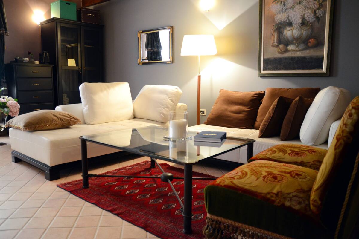 Luxury Suite, City View | Living area