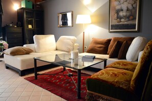 Luxury Suite, City View | Living area