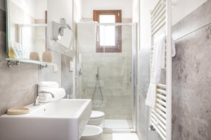 Apartamento | Banheiro | Chuveiro, produtos de toalete grátis, secador de cabelo, chinelos