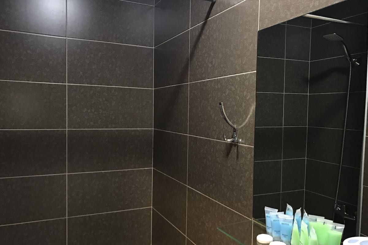Badkamer met douche