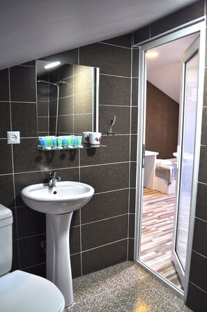 Shower, free toiletries, towels