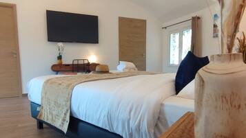 Suite, 1 Bedroom | Desk, soundproofing, iron/ironing board, free WiFi