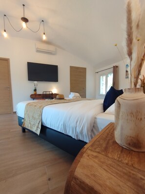 Suite, 1 Bedroom | Desk, soundproofing, iron/ironing board, free WiFi - Hôtel Padolo (Bonifacio)