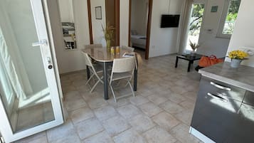 Casa de diseñador, 2 habitaciones | Área de sala de estar | Televisión de pantalla plana