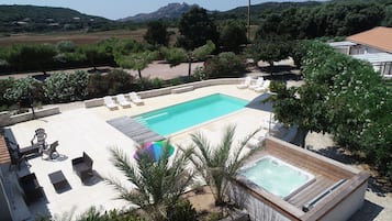 Piscine extérieure (ouverte en saison), parasols de plage