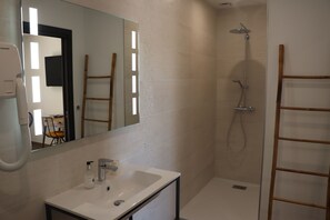 Habitación doble superior | Escritorio, sistema de insonorización, tabla de planchar con plancha
