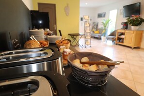 Daily continental breakfast (EUR 15.00 per person) - Hôtel Padolo (Bonifacio)