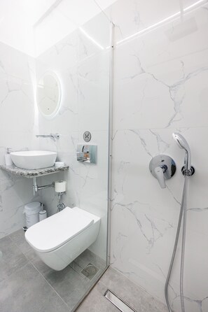 Estudio Confort, 1 habitación, vista al mar | Baño | Regadera, amenidades de baño gratuitas, secadora de cabello, toallas
