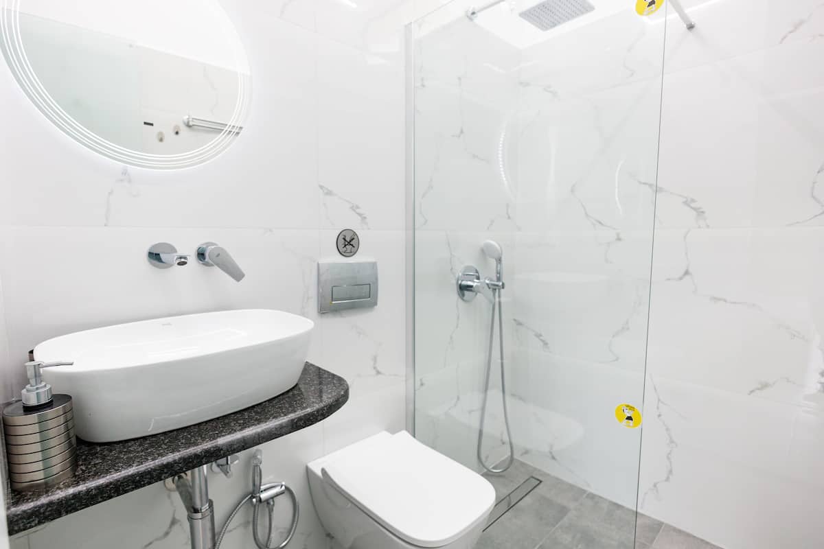 Regadera, amenidades de baño gratuitas, secadora de cabello, toallas