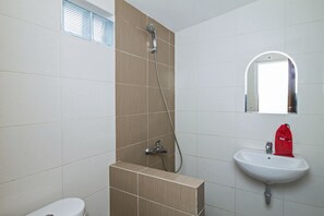Reddoorz Room | Bathroom | Shower, free toiletries, towels - RedDoorz Plus @ Setiabudi Tengah (Jakarta)
