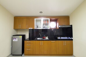 Reddoorz Room | Shared kitchen | Fridge - RedDoorz Plus @ Setiabudi Tengah (Jakarta)