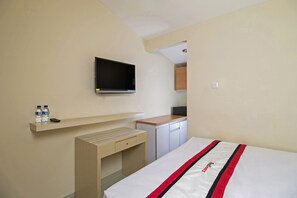 Reddoorz Room | Desk, blackout curtains, free WiFi, wheelchair access - RedDoorz Plus @ Setiabudi Tengah (Jakarta)