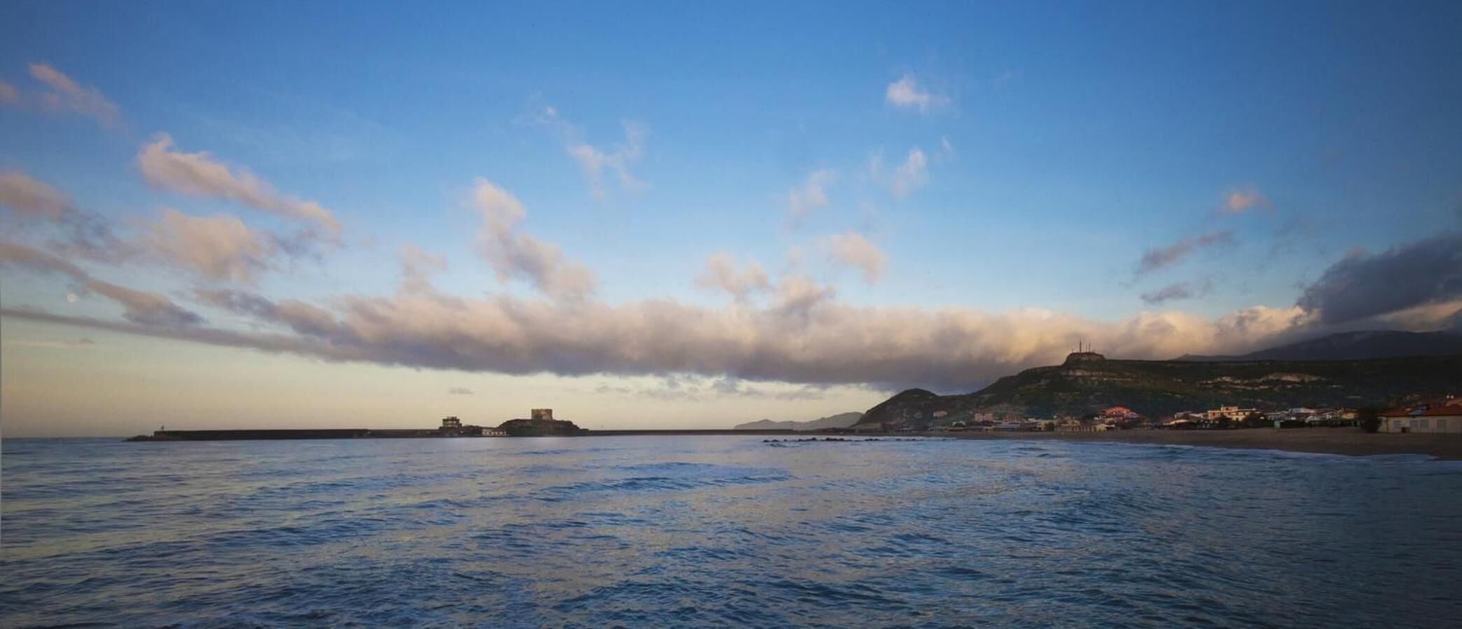 beach nearby, sun-loungers, beach umbrellas, scuba diving