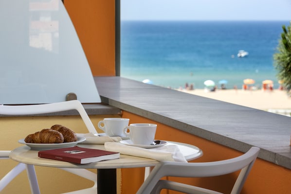 Chambre Deluxe double ou avec lits jumeaux, vue sur la mer | Déjeuner | Déjeuner continental gratuit
