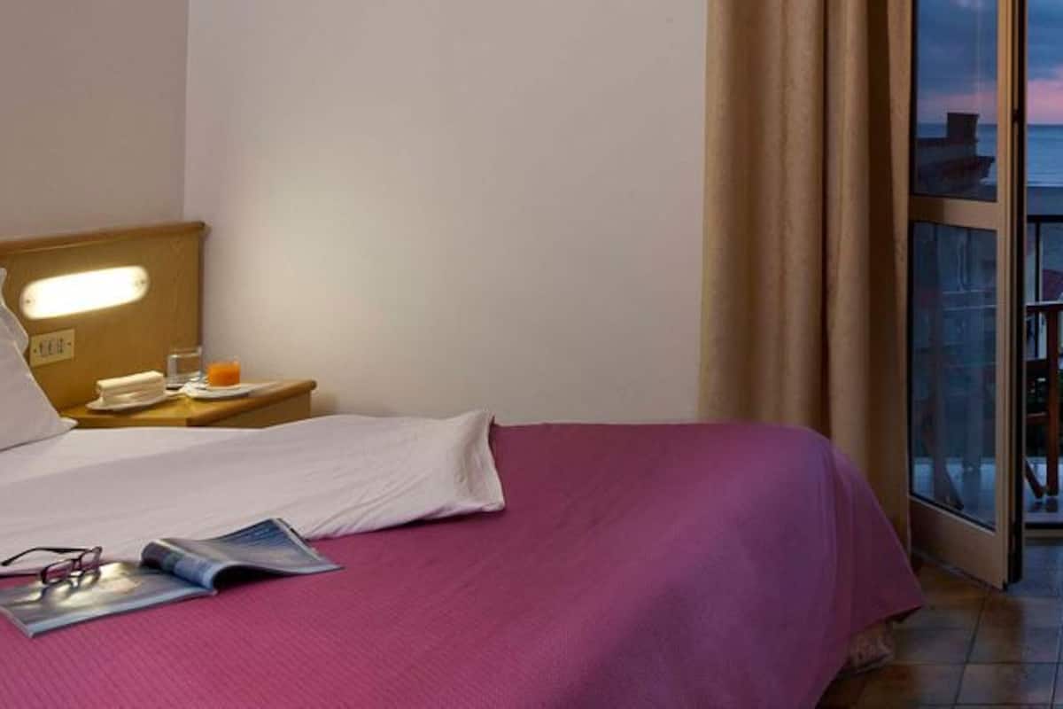 Minibar, két bảo mật tại phòng, bàn