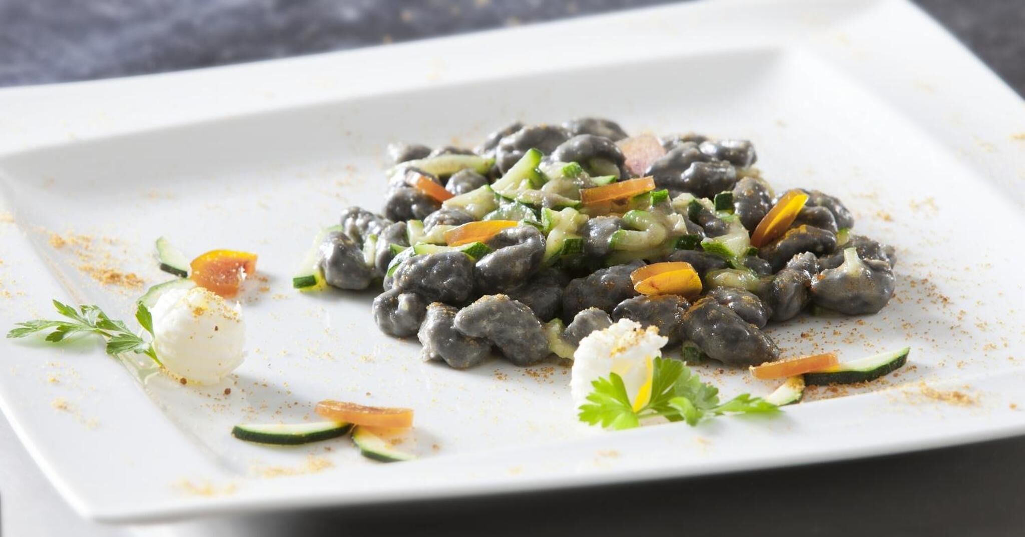 lunch and dinner served, italian cuisine