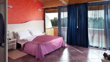 Deluxe-Doppel- oder -Zweibettzimmer, Meerblick | Minibar, Zimmersafe, Schreibtisch, kostenloses WLAN