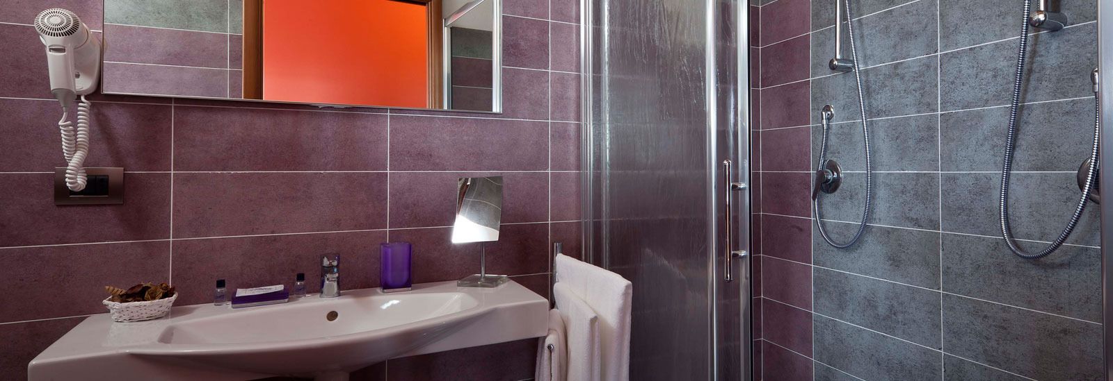 deluxe double or twin room, sea view | bathroom | shower, free toiletries, hair dryer, bidet