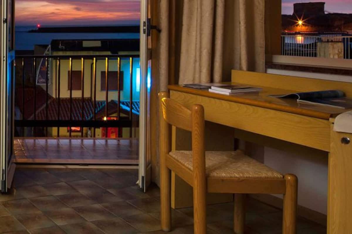 Minibar, két bảo mật tại phòng, bàn