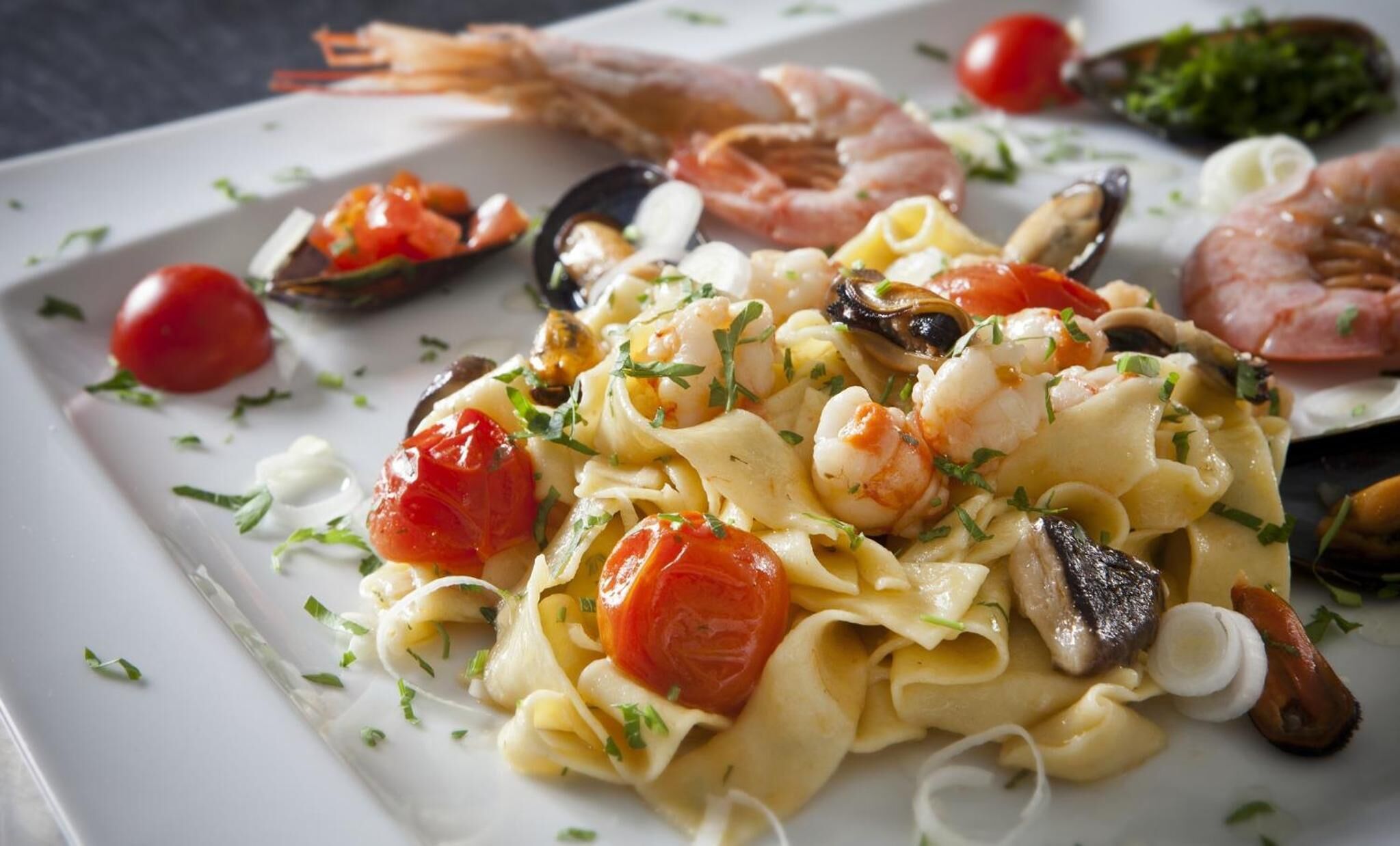 lunch and dinner served, italian cuisine