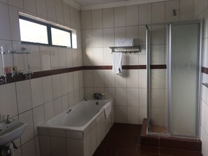Combined shower/bathtub, free toiletries, towels, soap - Airport Hotel Maun (Maun)