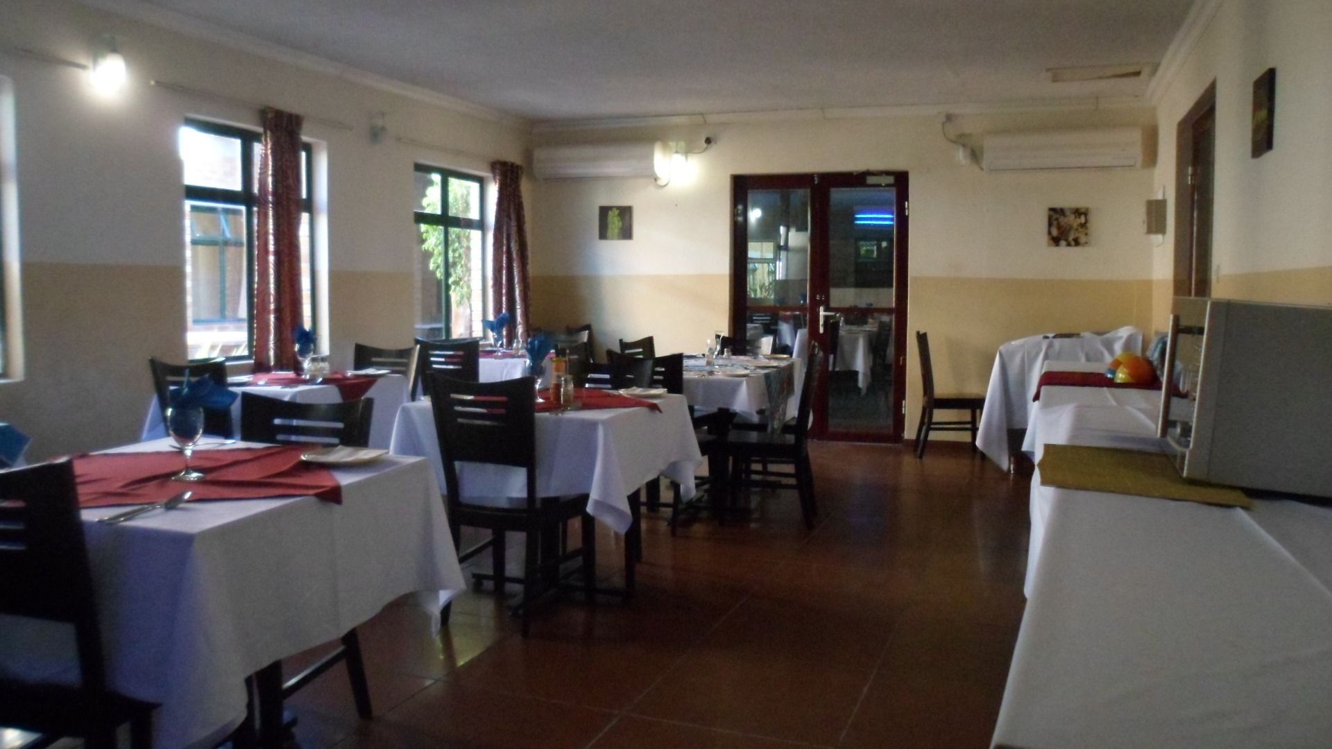 Breakfast, lunch, dinner served; international cuisine 