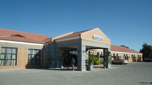 Front of property - Airport Hotel Maun (Maun)