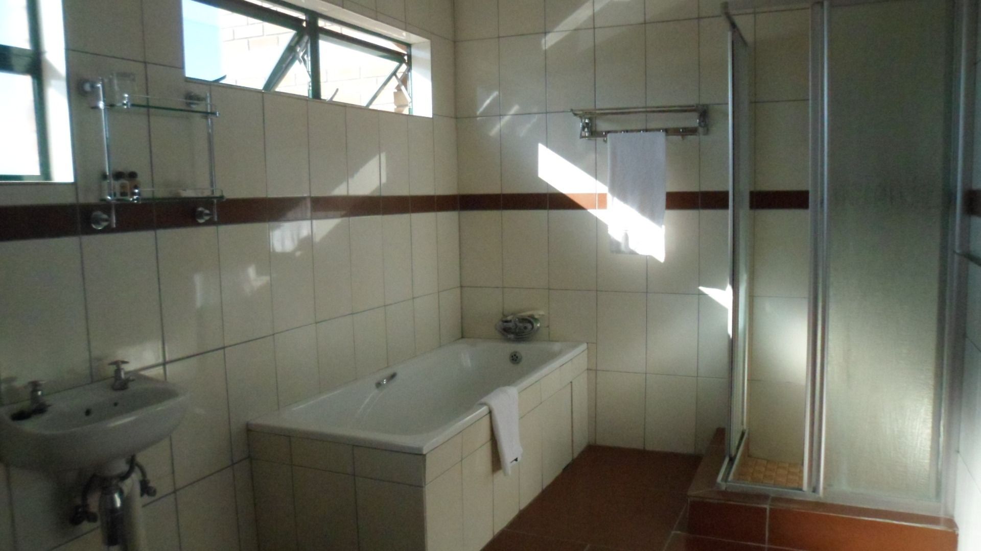 Gabungan pancuran/tab mandi, kelengkapan dandanan diri percuma 